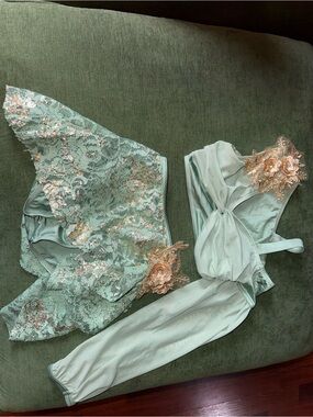 Lyrical dance costume 
Size child medium 
Beautiful on stage